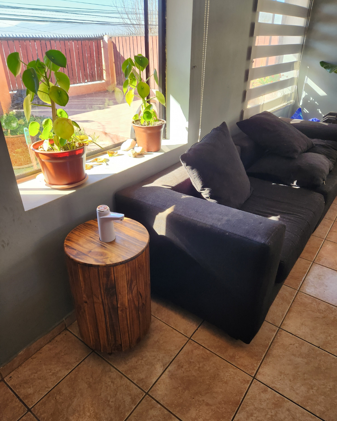 Mueble dispensador de agua roble oscuro vista superior — Bannt Chile