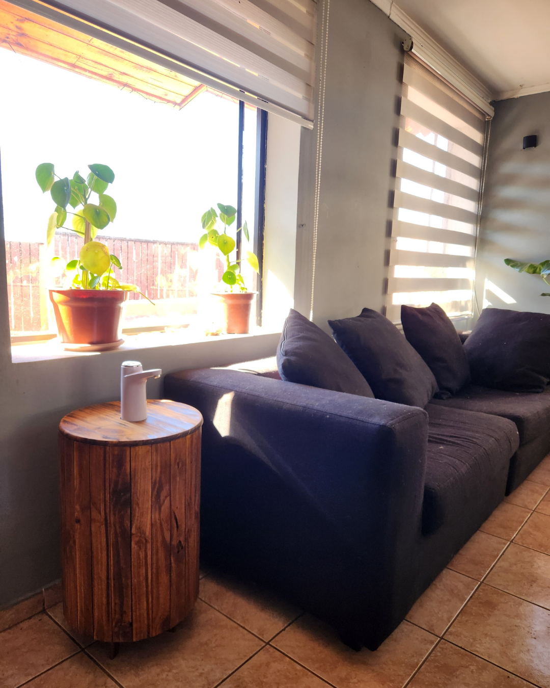 Mueble dispensador de agua roble oscuro vista principal — Bannt Chile